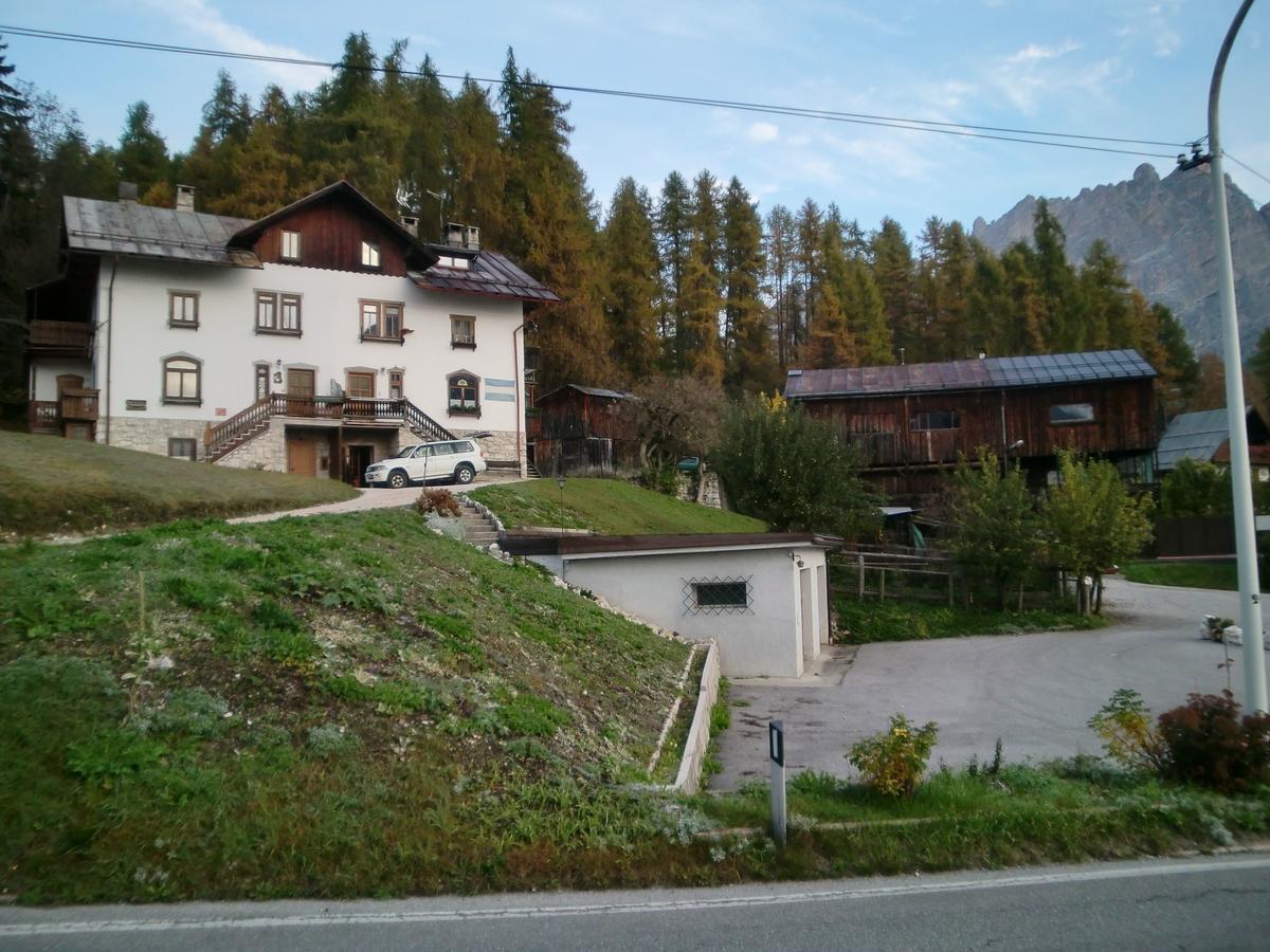 Menardi Sisto B&B Cortina dʼAmpezzo Exteriör bild